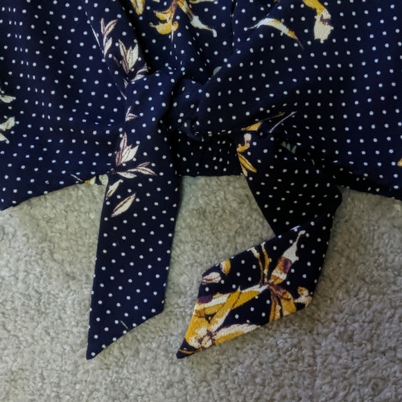 3/$15🍎Crop Tie-Front Blouse - Size M - Picture 4 of 8